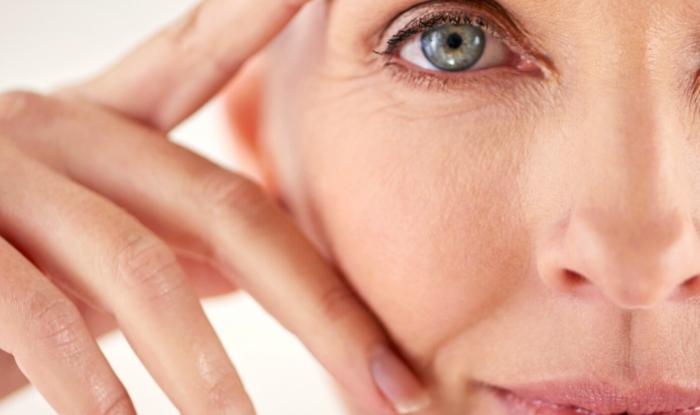 Rostro de mujer madura mostrando la pérdida de volumen facial.