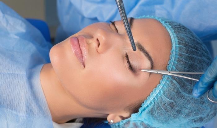 Mujer recibiendo procedimiento de blefaroplastia
