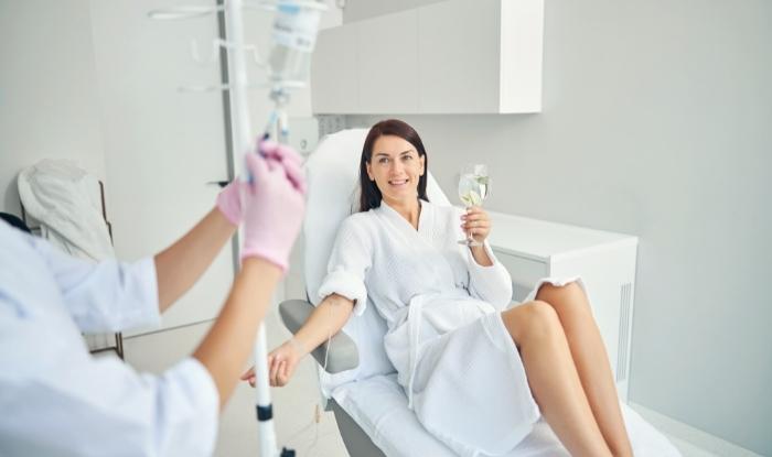Mujer recibiendo terapia intravenosa con vitaminas, minerales y aminoácidos.