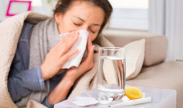 Mujer con flu en cama