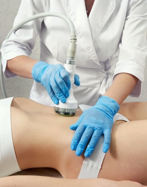 Mujer recibiendo tratamiento de lipocavitación en el abdomen
