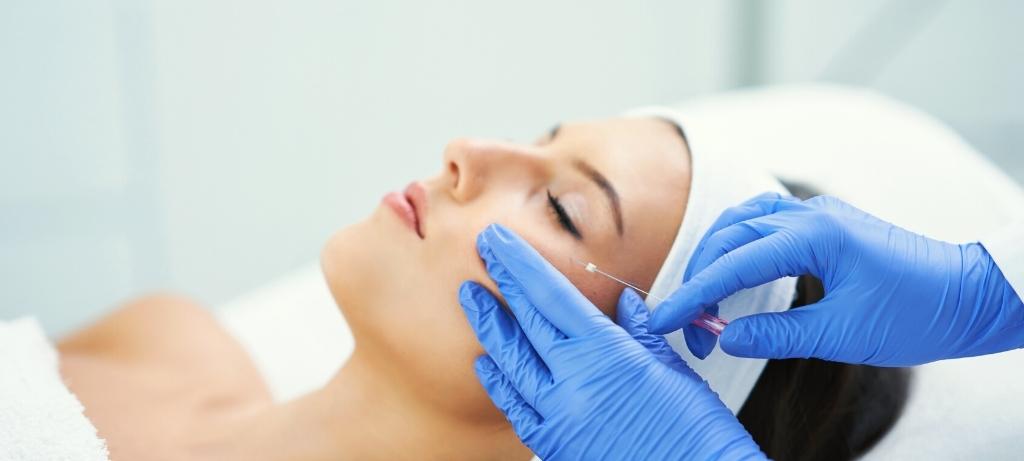 Mujer recibiendo Tratamiento estético facial con hilos tensores